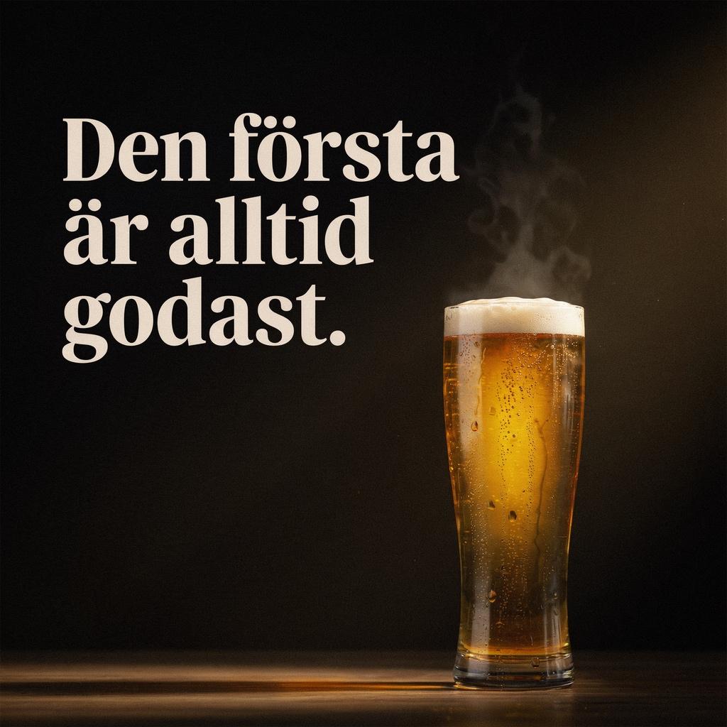 Poster med ett kallt ölglas på träbord mot mörk bakgrund och texten Den första är alltid godast.