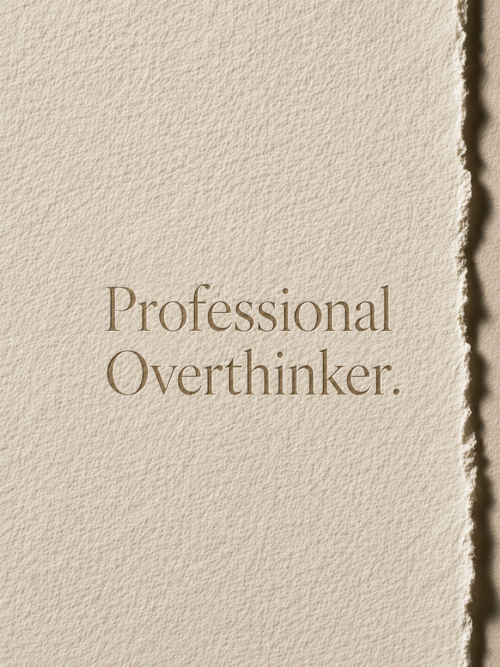 Minimalistisk typografisk poster med orden Professional Overthinker på mjukt råpapper med handriven kant.